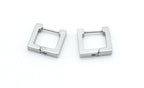 Pendientes Square en acero inoxidable plateado con forma de aro cuadrado, hipoalergénicos, resistentes al agua y muy duraderos. Cierre de bisagra seguro. DELACABRA