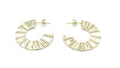Pendientes Sur en acabado dorado, diseño moderno con efecto plisado, acero inoxidable hipoalergénico, duradero y resistente al agua. DELACABRA