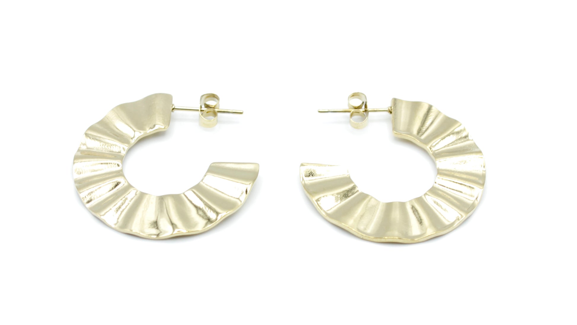 Pendientes Sur en acabado dorado, diseño moderno con efecto plisado, acero inoxidable hipoalergénico, duradero y resistente al agua. DELACABRA