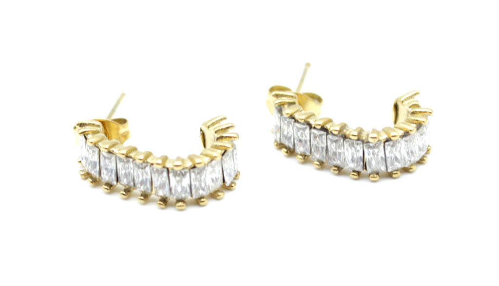 Aros Vogue dorados con detalle de piedras brillantes, elaborados en acero inoxidable hipoalergénico, resistente al agua y pensado para durar. Cierre de presión. DELACABRA