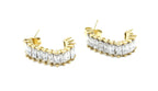 Aros Vogue dorados con detalle de piedras brillantes, elaborados en acero inoxidable hipoalergénico, resistente al agua y pensado para durar. Cierre de presión. DELACABRA