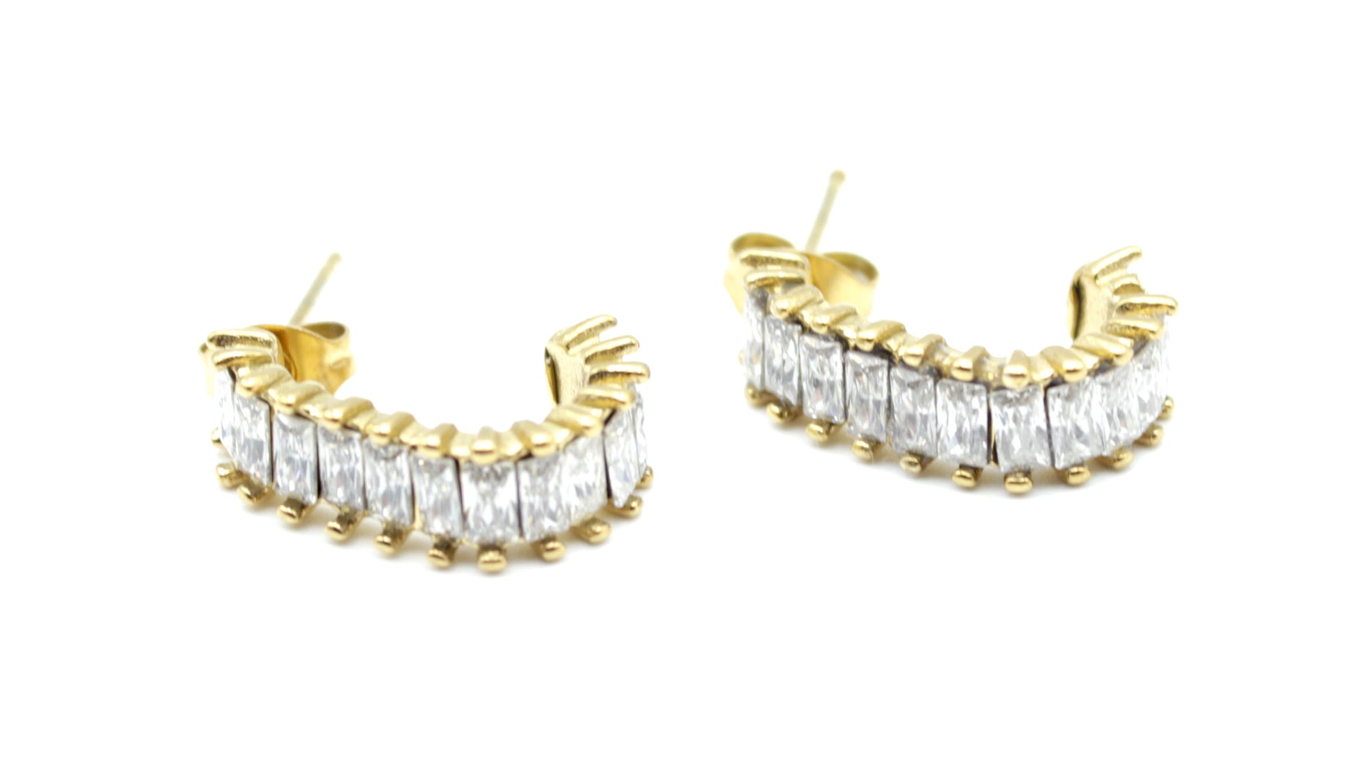 Aros Vogue dorados con detalle de piedras brillantes, elaborados en acero inoxidable hipoalergénico, resistente al agua y pensado para durar. Cierre de presión. DELACABRA