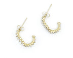 Pendientes Vogue en color dorado con circonitas rectangulares engastadas, fabricados en acero inoxidable hipoalergénico, resistentes al agua y muy duraderos. Cierre de presión. DELACABRA