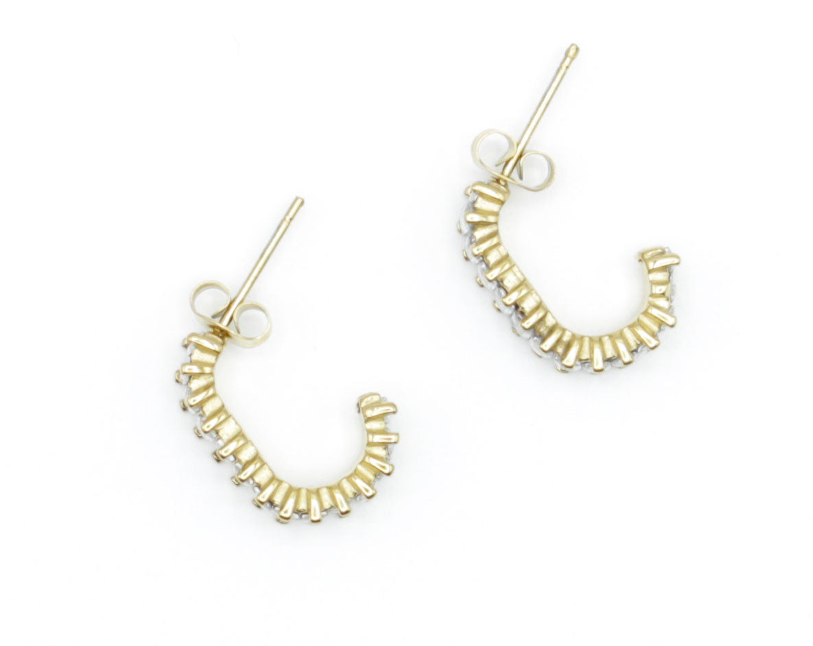 Pendientes Vogue en color dorado con circonitas rectangulares engastadas, fabricados en acero inoxidable hipoalergénico, resistentes al agua y muy duraderos. Cierre de presión. DELACABRA