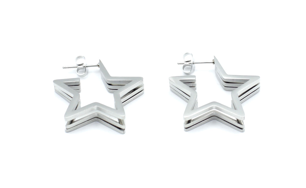 Pendientes Wish acero inoxidable plateado una estrella triple de acabado brillante y cierre de presión tipo mariposa. - DELACABRA
