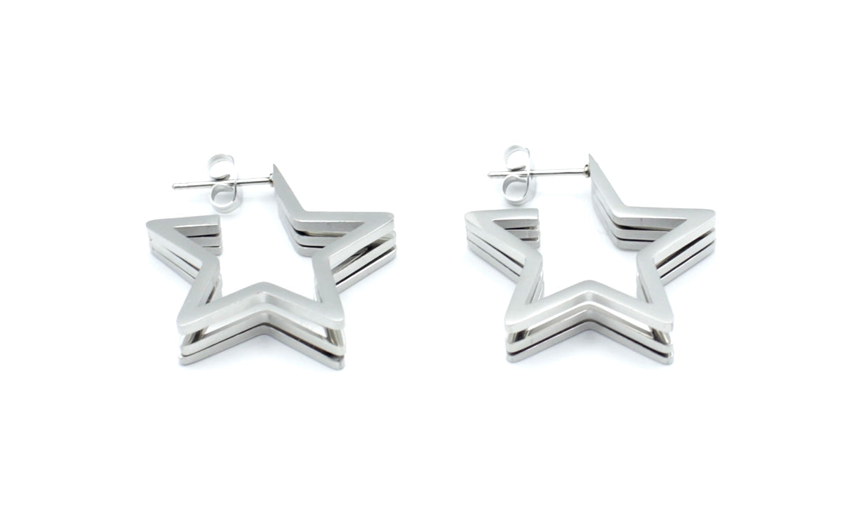 Pendientes Wish acero inoxidable plateado una estrella triple de acabado brillante y cierre de presión tipo mariposa. - DELACABRA