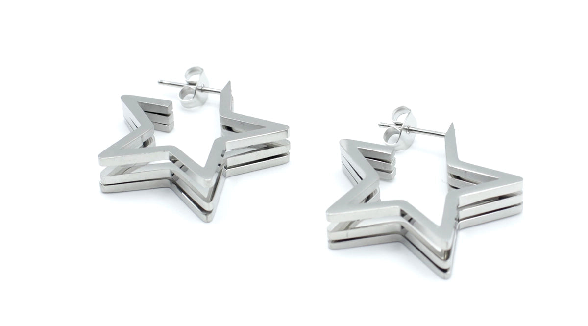 Pendientes Wish acero inoxidable plateado vista lateral, estrella abierta con mucha luminosidad que aporta el diseño moderno y de vanguardia, ligeros, hipoalergénicos. - DELACABRA