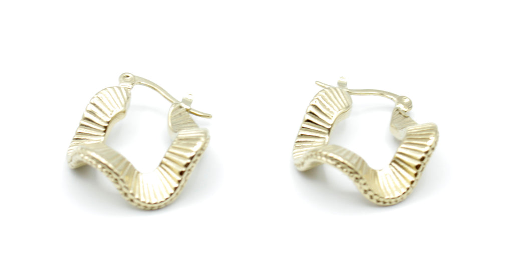 Pendientes Vera dorados en acero inoxidable, aro cuadrado con textura acanalada elegante -DELACABRA