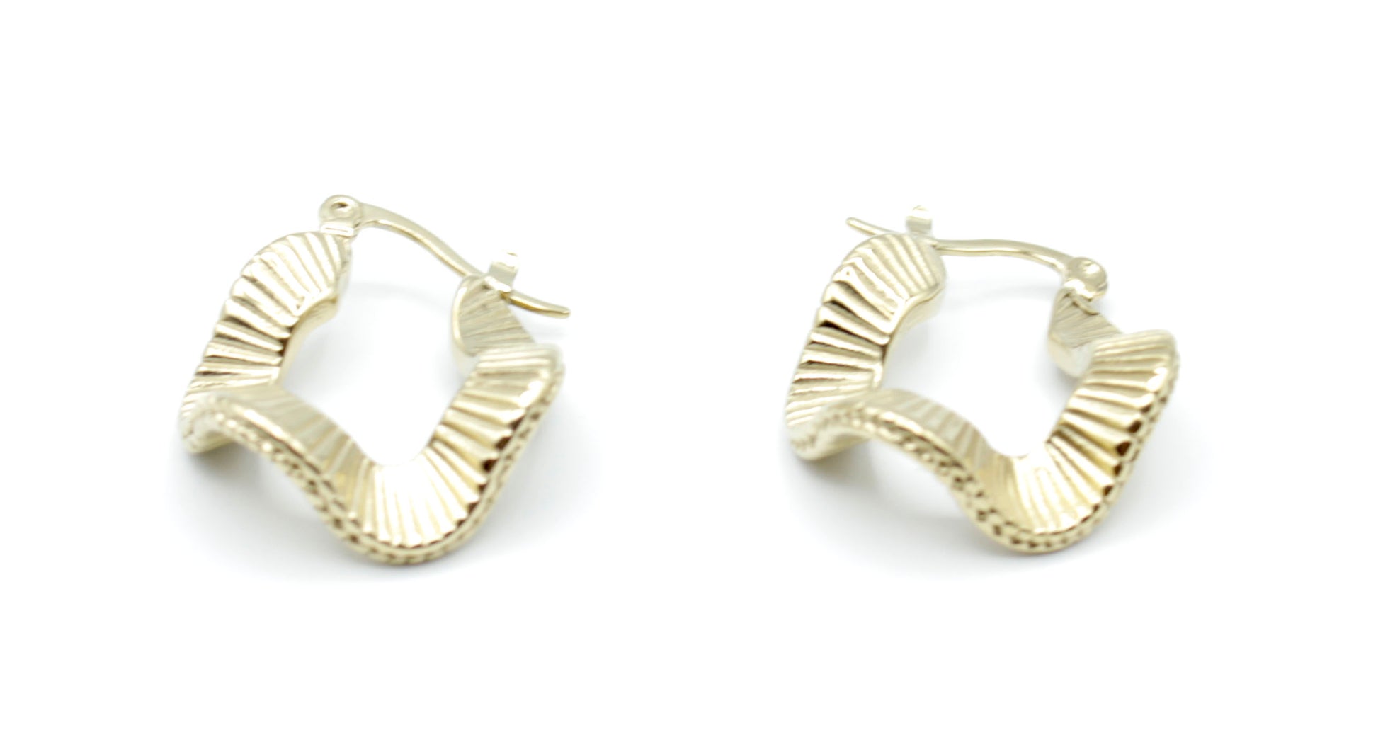 Pendientes Vera dorados en acero inoxidable, aro cuadrado con textura acanalada elegante -DELACABRA