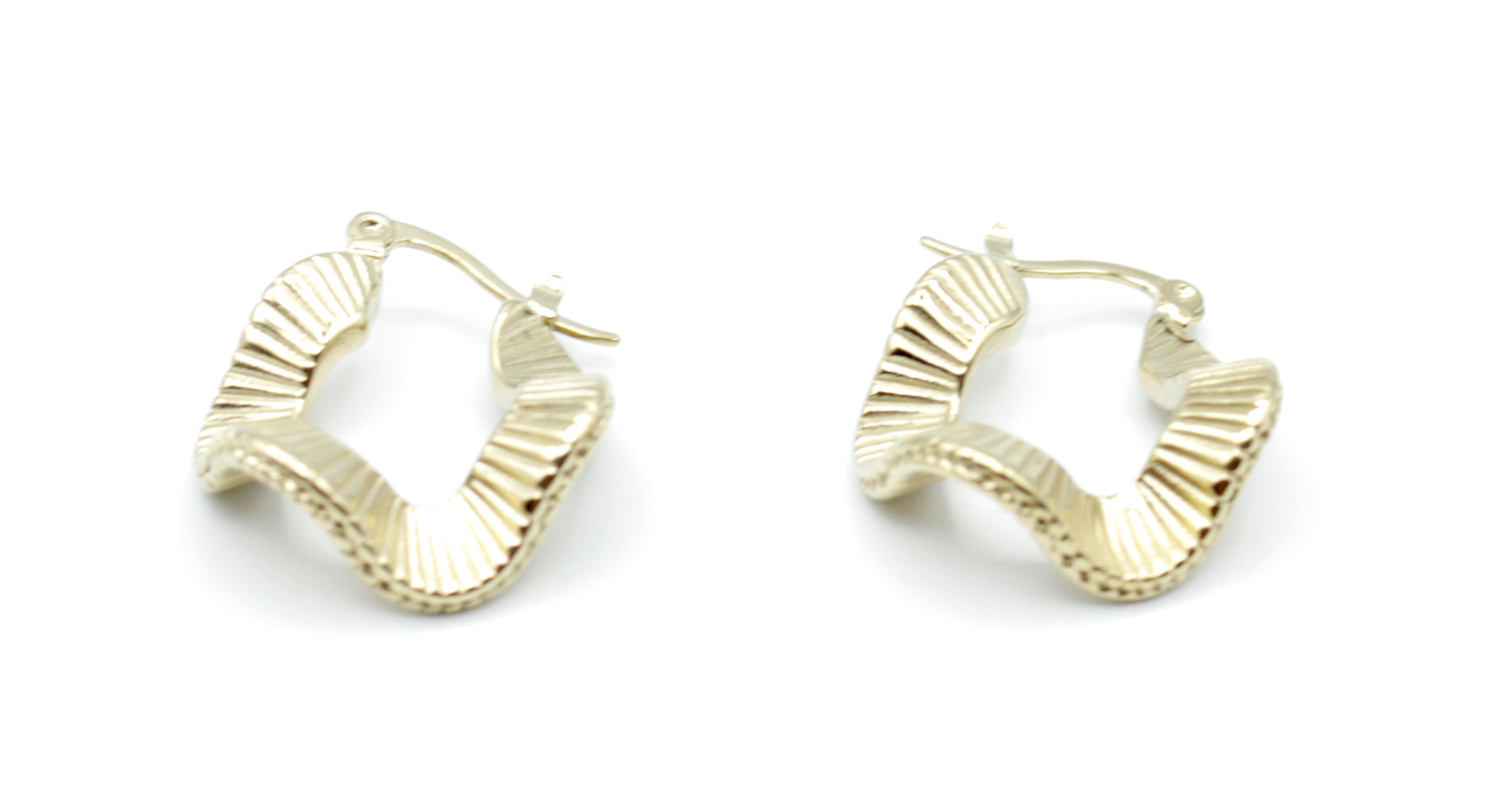 Pendientes Vera dorados en acero inoxidable, aro cuadrado con textura acanalada elegante -DELACABRA