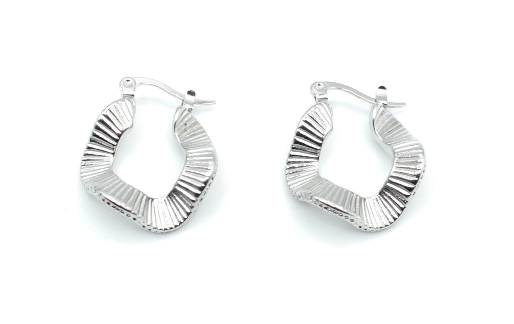 Pendientes Vera plateados con textura marcada, acero inoxidable hipoalergénico y elegante -DELACABRA