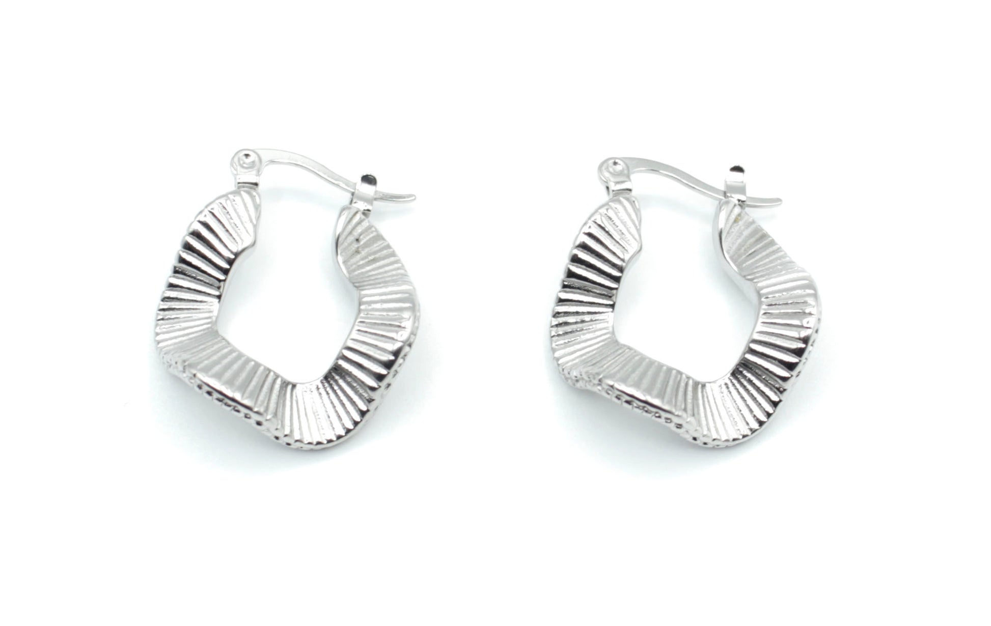 Pendientes Vera plateados con textura marcada, acero inoxidable hipoalergénico y elegante -DELACABRA