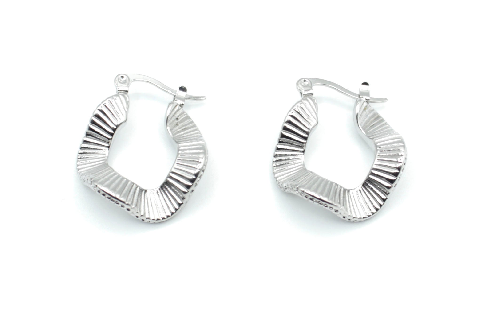 Pendientes Vera plateados con textura marcada, acero inoxidable hipoalergénico y elegante -DELACABRA