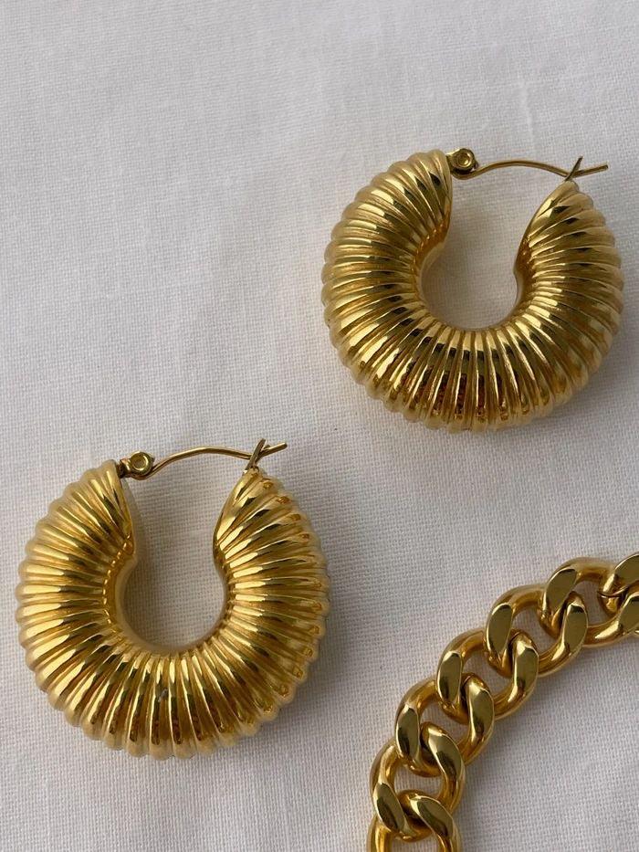 Pendientes de Aro Leila acero inoxidable dorado ideal para un look boho, combinable con otros aros  o siendo la estrella principal del conjunto. - DELACABRA