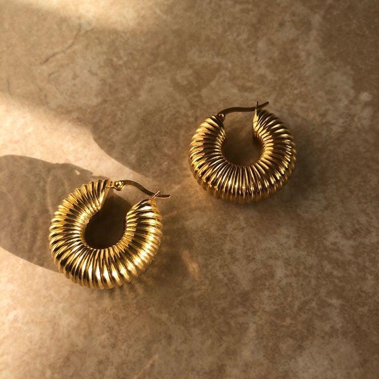 Pendientes de Aro Leila dorado semi-abiertos, diseño que recuerda un fósil, cierre italiano, acabado pulido. - delacabra