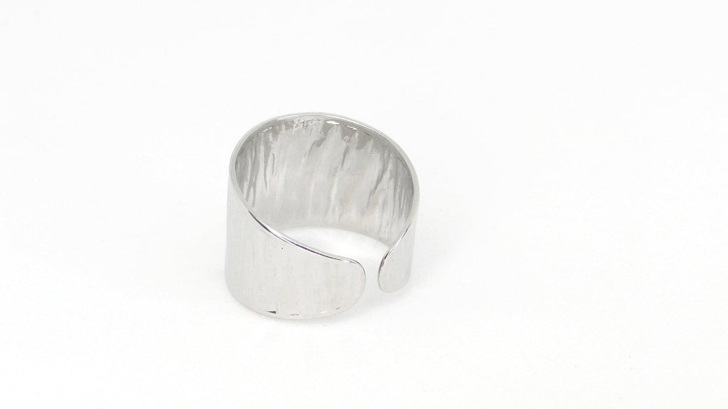 Anillo plateado Gala de acero inoxidable para mujer, diseño ancho ajustable con acabado martillado brillante