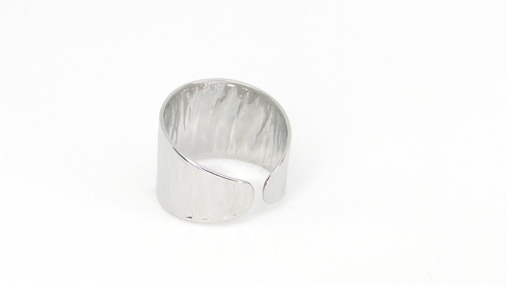 Anillo plateado Gala de acero inoxidable para mujer, diseño ancho ajustable con acabado martillado brillante