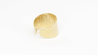 Anillo dorado de mujer Gala visto desde atrás ajustable y de acero inoxidable sobre fondo blanco