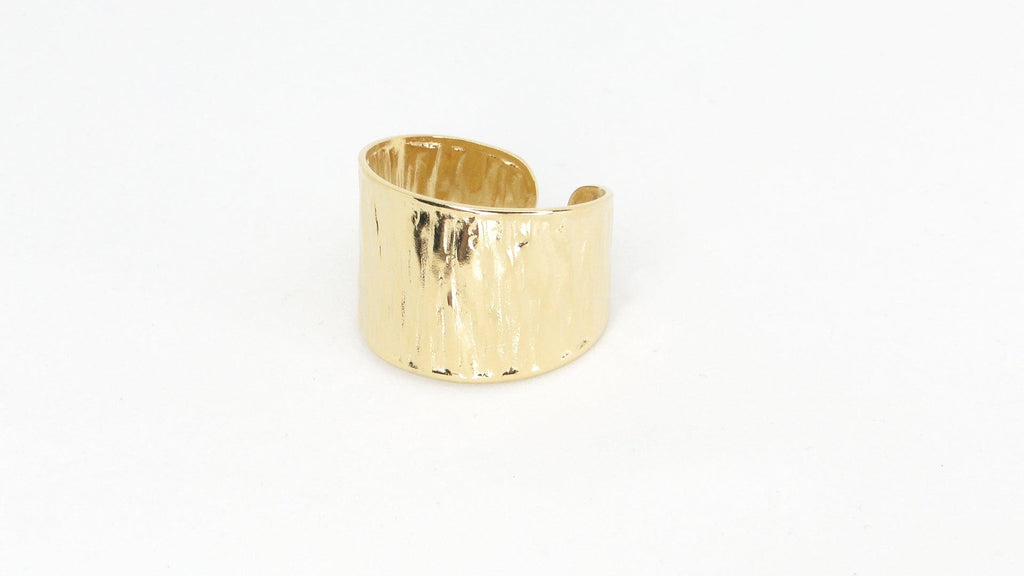 Anillo dorado  Gala de acero inoxidable  ajustable e hipoalergénico sobre fondo blanco