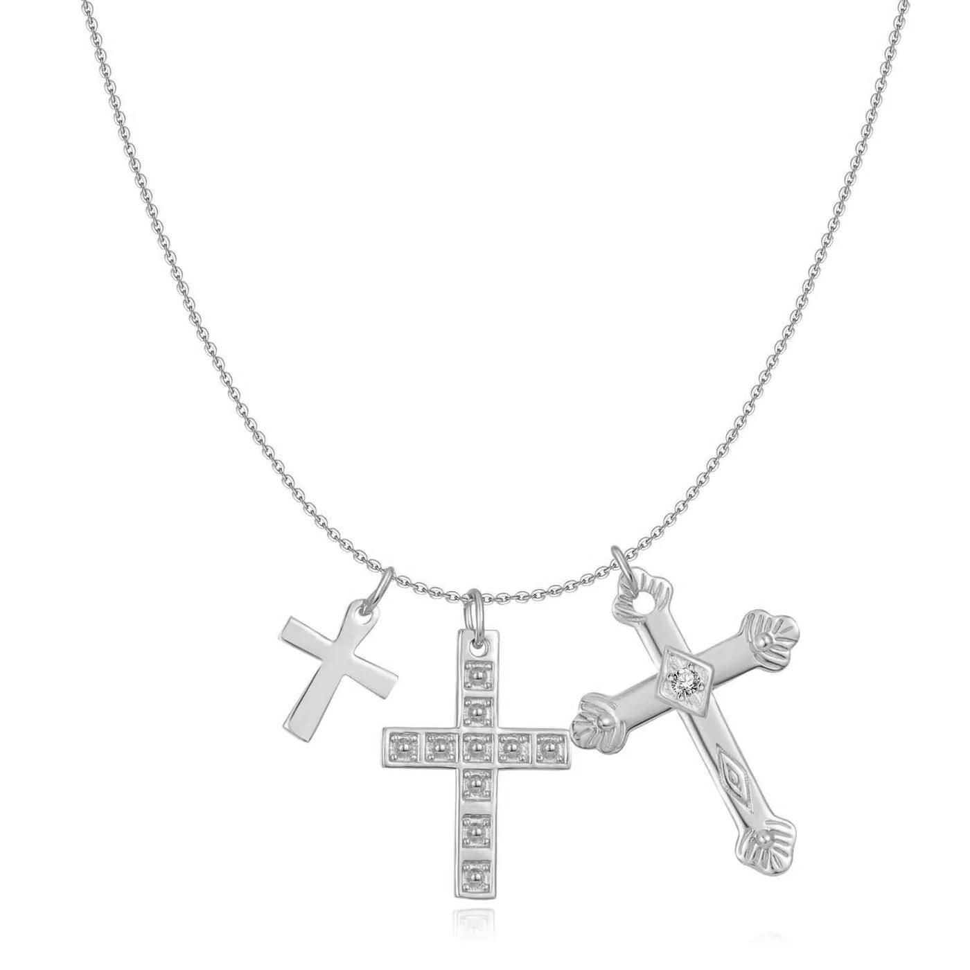 Collar Multi Cruz acero inoxidable plateado mostrando detalles del labrado de las cruces - delacabra